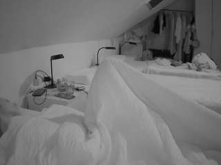 voyeurcam-julmodels-bed-4 webcam