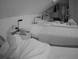 voyeurcam-julmodels-bed-4 webcam