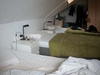 voyeurcam-julmodels-bed-4 webcam