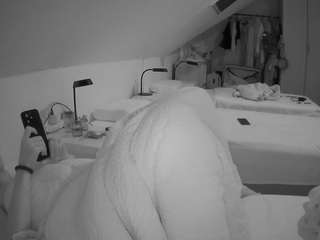 voyeurcam-julmodels-bed-4 webcam