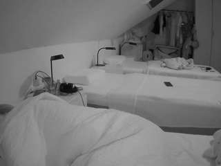 voyeurcam-julmodels-bed-4 webcam