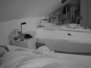 voyeurcam-julmodels-bed-4