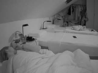 voyeurcam-julmodels-bed-4 webcam