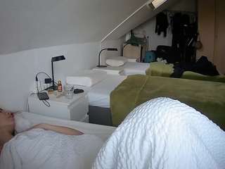 voyeurcam-julmodels-bed-4 webcam