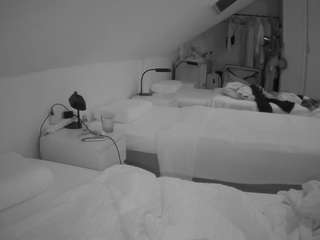 voyeurcam-julmodels-bed-4's CamSoda show and profile