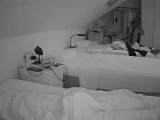 voyeurcam-julmodels-bed-4
