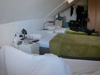 voyeurcam-julmodels-bed-4