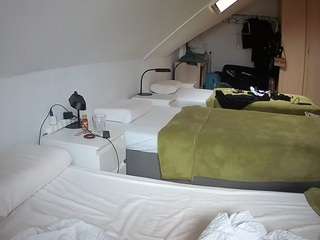 voyeurcam-julmodels-bed-4 webcam