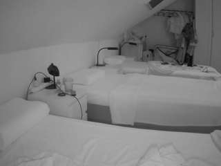 voyeurcam-julmodels-bed-4 webcam