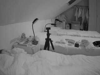 voyeurcam-julmodels-bed-4 webcam