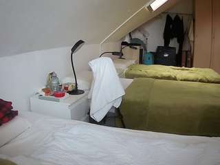 voyeurcam-julmodels-bed-4 webcam