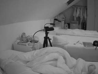 voyeurcam-julmodels-bed-4 webcam