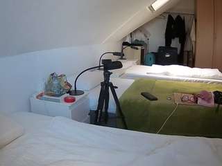 voyeurcam-julmodels-bed-4 webcam