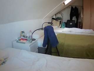 voyeurcam-julmodels-bed-4 webcam