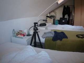 voyeurcam-julmodels-bed-4