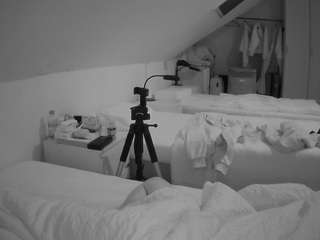 voyeurcam-julmodels-bed-4 webcam