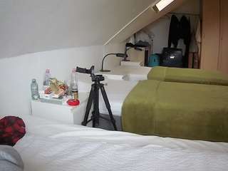 Model ini sedang live sekarang. voyeurcam-julmodels-bed-4