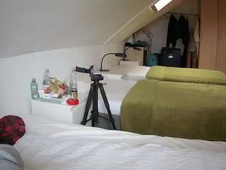 이 모델은 현재 라이브 중입니다. voyeurcam-julmodels-bed-4