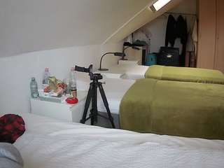このモデルは現在ライブ中です。 voyeurcam-julmodels-bed-4