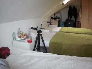 Ten model jest teraz na żywo. voyeurcam-julmodels-bed-4
