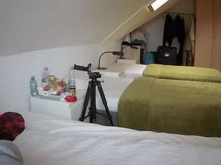 यह मॉडल अभी लाइव है. voyeurcam-julmodels-bed-4
