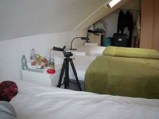 Ten model jest teraz na żywo. voyeurcam-julmodels-bed-4