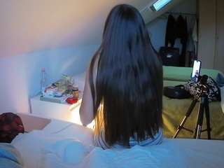 Questo modello è in diretta ora. voyeurcam-julmodels-bed-4