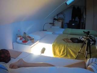 Model ini sedang live sekarang. voyeurcam-julmodels-bed-4