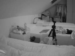 이 모델은 현재 라이브 중입니다. voyeurcam-julmodels-bed-4