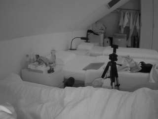 Este modelo está ao vivo agora. voyeurcam-julmodels-bed-4