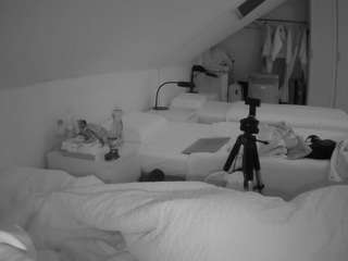 Ця модель зараз онлайн. voyeurcam-julmodels-bed-4