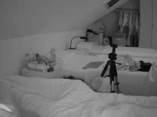 Mẫu này đang trực tiếp. voyeurcam-julmodels-bed-4
