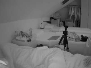 voyeurcam-julmodels-bed-4