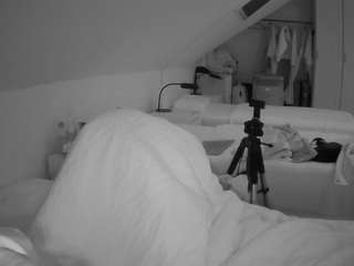 Este modelo está en vivo ahora. voyeurcam-julmodels-bed-4