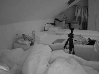 Ce modèle est en direct maintenant. voyeurcam-julmodels-bed-4