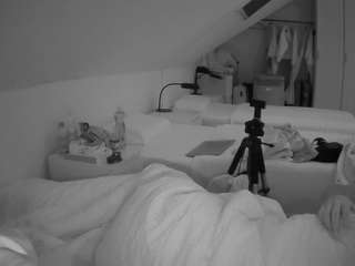 이 모델은 현재 라이브 중입니다. voyeurcam-julmodels-bed-4