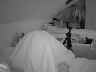 Ten model jest teraz na żywo. voyeurcam-julmodels-bed-4