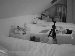 voyeurcam-julmodels-bed-4