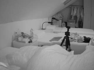 このモデルは現在ライブ中です。 voyeurcam-julmodels-bed-4