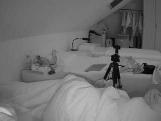 هذا النموذج مباشر الآن. voyeurcam-julmodels-bed-4