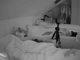 Dieses Model ist jetzt live. voyeurcam-julmodels-bed-4