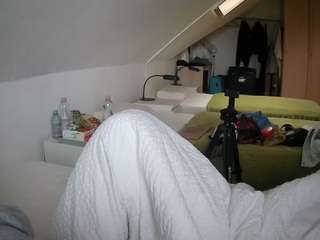 Bu model şu anda canlı. voyeurcam-julmodels-bed-4