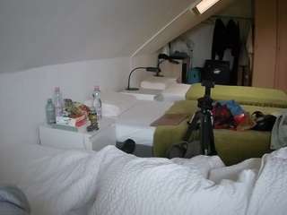 Dieses Model ist jetzt live. voyeurcam-julmodels-bed-4