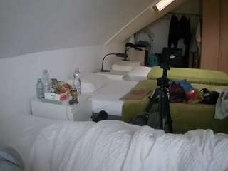 Bu model şu anda canlı. voyeurcam-julmodels-bed-4