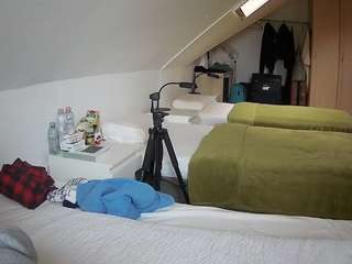 该模特正在直播。 voyeurcam-julmodels-bed-4