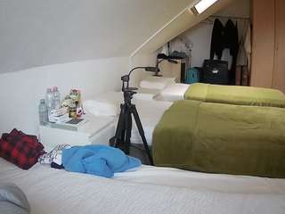 هذا النموذج مباشر الآن. voyeurcam-julmodels-bed-4