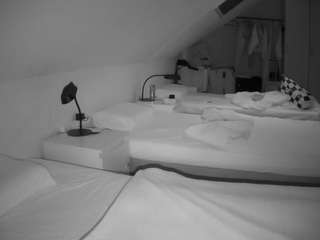 voyeurcam-julmodels-bed-4