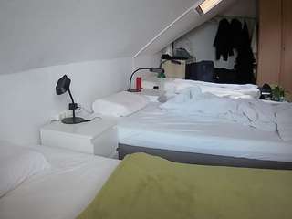 voyeurcam-julmodels-bed-4