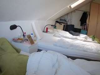 voyeurcam-julmodels-bed-4