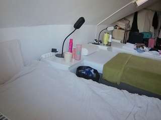 voyeurcam-julmodels-bed-4